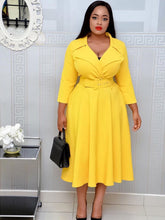 Modisches Maxikleid mit einfarbigem Revers